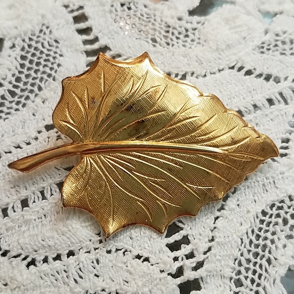 Vintage Gold-toned Leaf Brooch